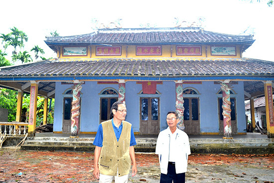 Ông Nguyễn Hữu Hiệp (bên trái) và ông Nguyễn Công Tân là những người luôn quan tâm đến công tác khuyến học, khuyến tài tại địa phương.  Ảnh: Q.VIỆT
