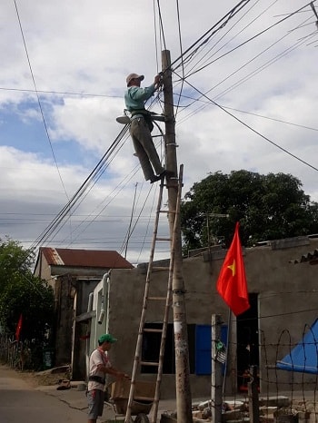 Tuổi trẻ tham gia cùng người dân địa phương lắp đặt đường dây điện chiếu sáng. Ảnh: CT