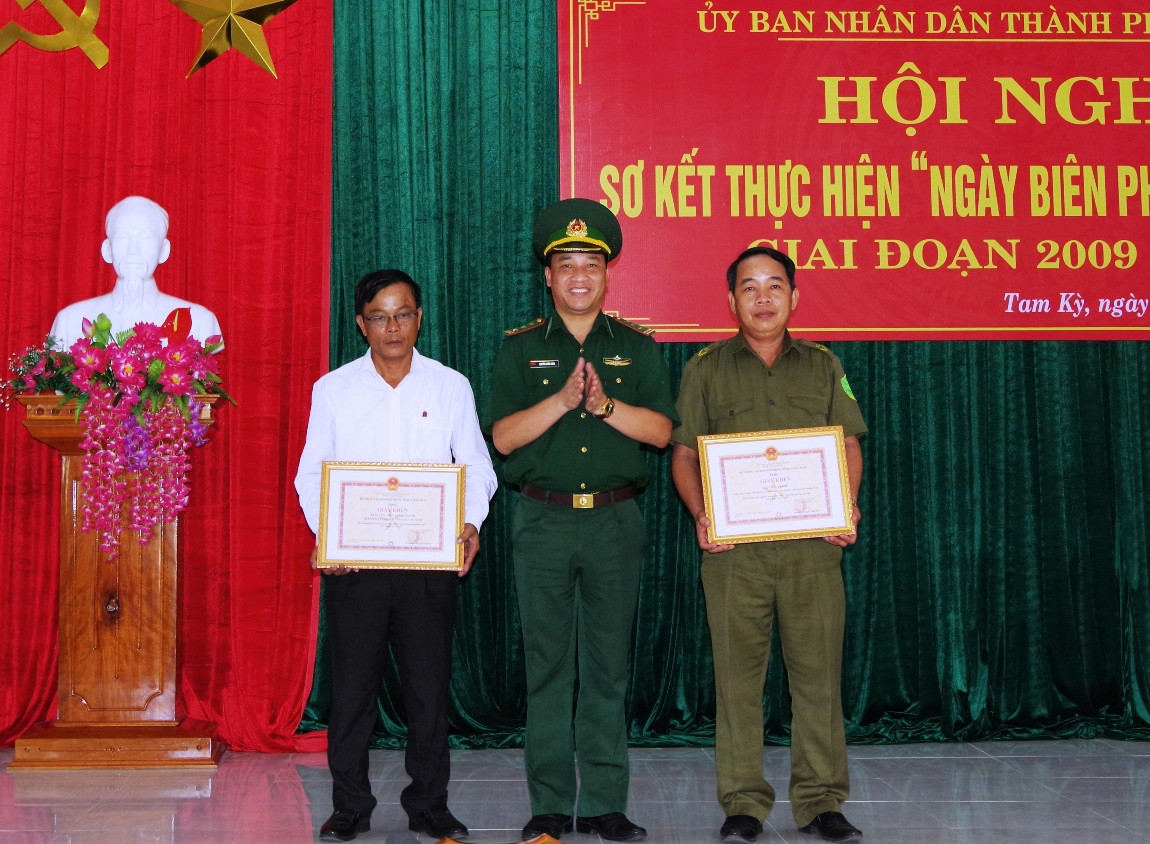 Thượng tá Nguyễn Xuân Bách – Chính ủy BĐBP tỉnh tặng giấy khen cho các tập thể và cá nhân tại hội nghị