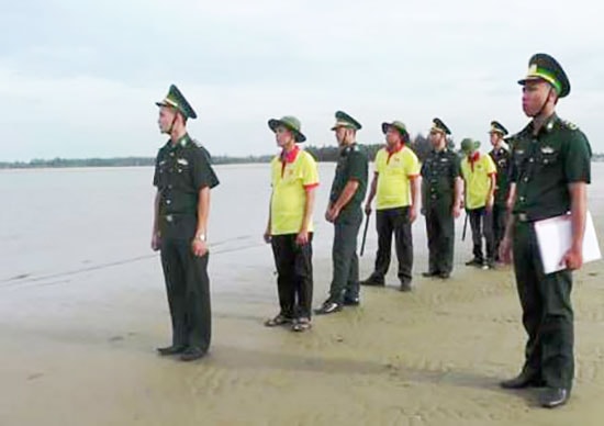 Các chiến sĩ biên phòng cùng tổ đoàn kết tuần tra tuyến biển tại Điện Dương.