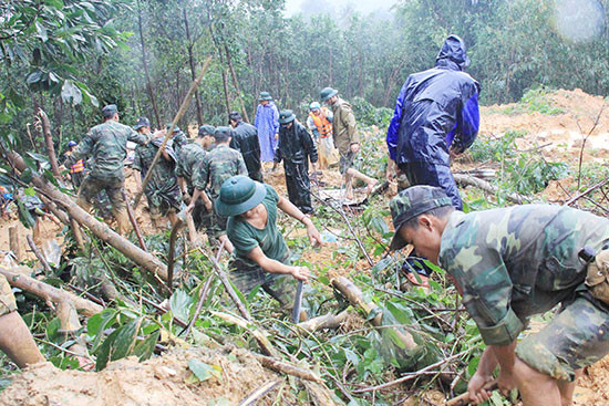 Bộ đội giúp người dân huyện Bắc Trà My khắc phục hậu quả thiên tai do cơn bão số 12 gây ra hồi cuối năm 2017.