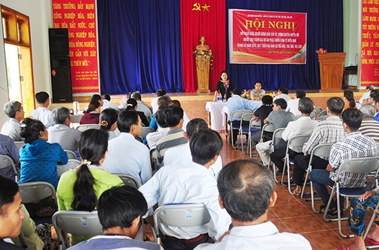 Người đứng đầu cấp ủy, chính quyền huyện Bắc Trà My đối thoại để nắm bắt tình hình, giải quyết những vấn đề nhân dân quan tâm, bức xúc.  Ảnh: N.ĐOAN