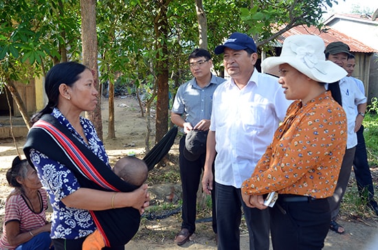 Đoàn giám sát HĐND tỉnh tìm hiểu đời sống một hộ dân tái định cư ở xã Phước Hòa.Ảnh: H.P