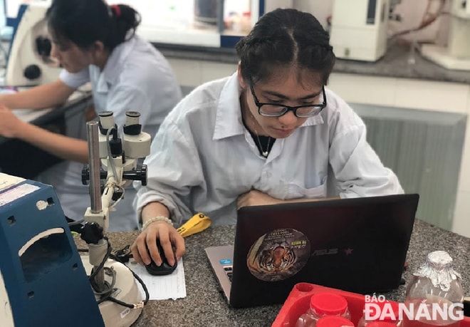 Đại học Đà Nẵng kiên trì phát triển theo định hướng nghiên cứu. Trong ảnh: Nghiên cứu khoa học tại Trường Đại học Sư phạm.