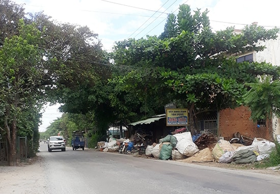 Cơ sở mua bán phế liệu nằm sát trong khu dân cư tại khối phố 5, phường Trường Xuân. Ảnh X.T