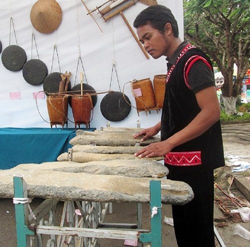 Đàn đá Khánh Sơn được đoàn Khánh Hòa chọn biểu diễn trong chương trình nghệ thuật khai mạc ngày hội. Ảnh: B.M