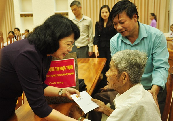 Phó Chủ tịch nước Đặng Thị Ngọc Thịnh tặng quà cho đối tượng chính sách của tỉnh. Ảnh: N.Đ