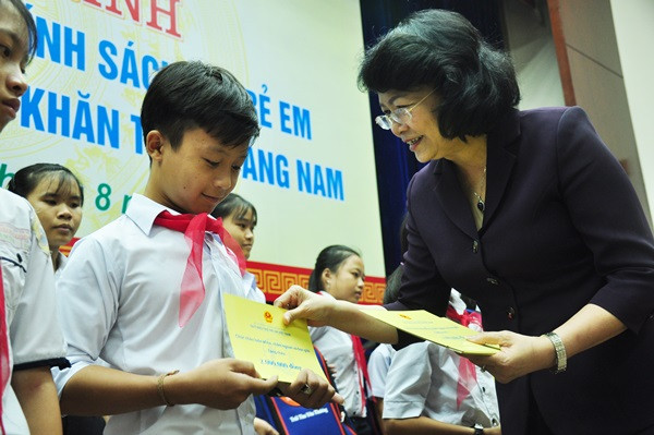Phó Chủ tịch nước Đặng Thị Ngọc Thịnh tặng học bổng cho các em học sinh có hoàn cảnh đặc biệt, khó khăn nh: N.Đ