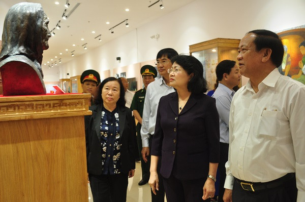 Phó Chủ tịch nước Đặng Thị Ngọc Thịnh tặng học bổng cho các em học sinh có hoàn cảnh đặc biệt, khó khăn nh: N.Đ