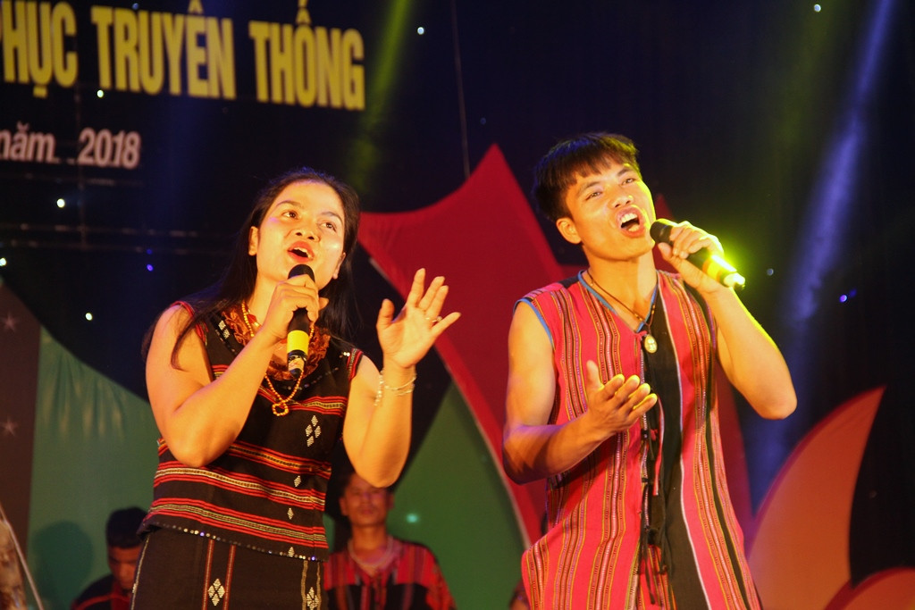 Tiết mục biểu diễn nghệ thuật hát dân ca của đồng bào Pa Kô ở tỉnh Quảng Trị mang nhiều cảm xúc cho người xem. Ảnh A.N