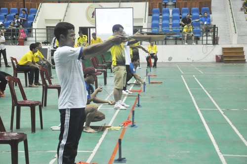 Thi đấu môn bắn ná trong ngày đầu tiên.