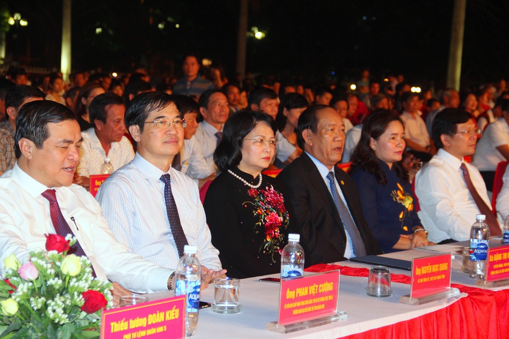 Phó Chủ tịch nước Đặng Thị Ngọc Thinh (thứ 3 từ trái qua) cùng các đồng chí lãnh đạo tỉnh đến dự đêm khai mạc. Ảnh: A.N