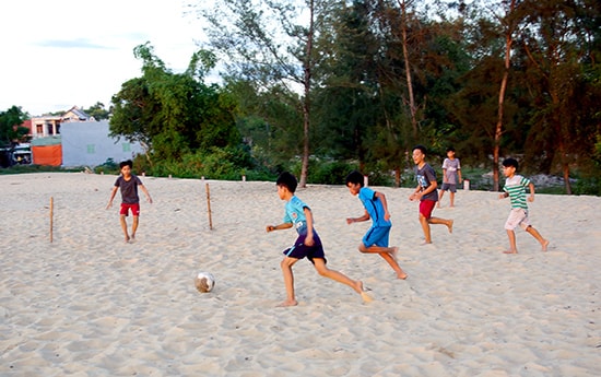 Khung thành được làm tạm bằng cọc tre.