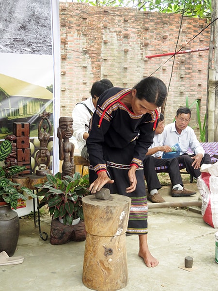 Nghệ nhân từ làng gốm Mơ Nông Đăk Lăk trình diễn các thao tác làm sản phẩm từ gốm. 