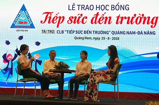 Các tân sinh viên có hoàn cảnh đặc biệt khó khăn cùng giao lưu chia sẻ. Ảnh: MINH HẢI