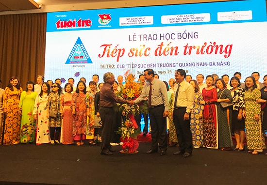 Thay mặt lãnh đạo tỉnh, Phó bí thư thường trực tỉnh ủy, Phan Việt Cường tặng hoa cảm ơn CLB Tiếp sức đến trường và các mạnh thường quân đã đồng hành cùng Báo Tuổi Trẻ đã tiếp sức cho các tân sinh viên. Ảnh: MINH HẢI