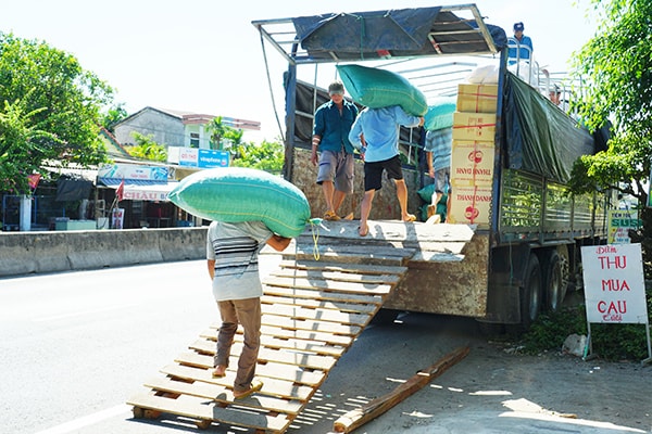 Đưa hàng lên xe để xuất khẩu.