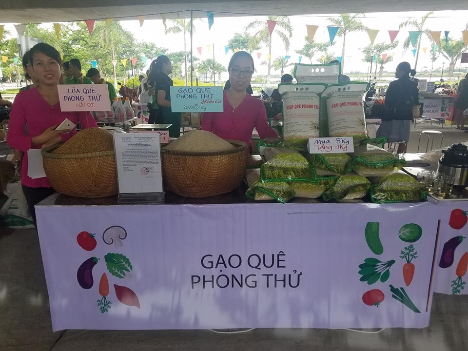 Sản phẩm gạo quê Phong Thử (Điện Bàn) tham gia phiên chợ. Ảnh: Q.T