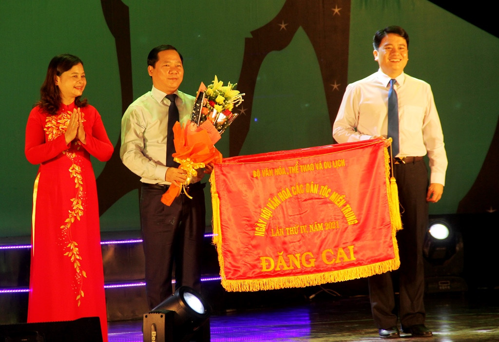 Ban tổ chức ngày hội trao cờ đăng cai lần thứ 4 cho tỉnh Bình Định. Ảnh: A.N