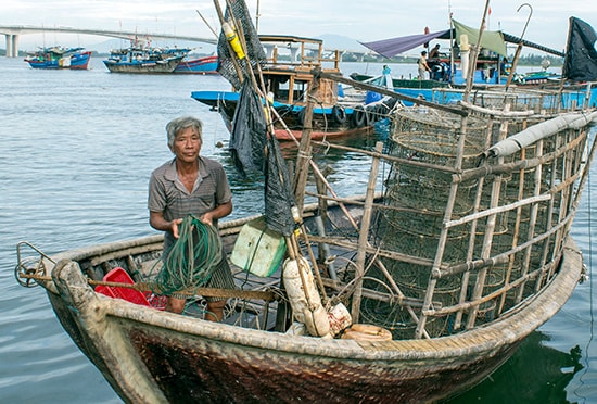 Ngư dân Trần Công Bình luôn nhớ đến câu hò mây phủ Sơn Trà.Ảnh: L.V.C