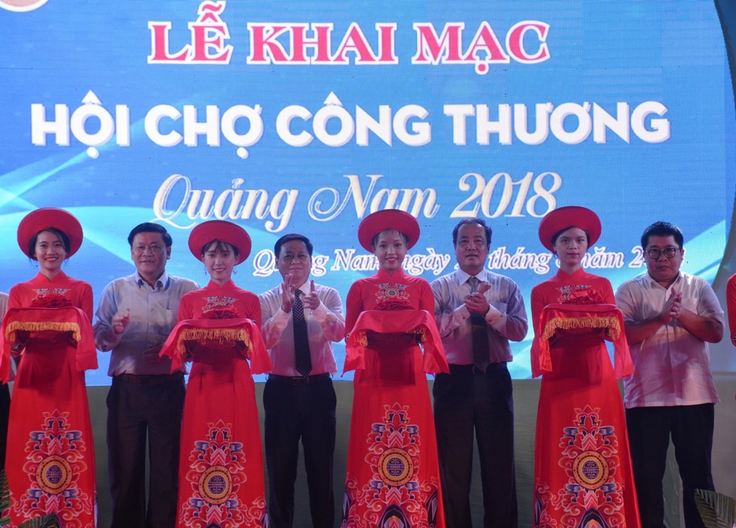 Ông Huỳnh Khánh Toàn - Phó Chủ tịch Thường trực UBND tỉnh, cùng các lãnh đạo Bộ Công Thương, cắt băng khai mạc hội chợ.