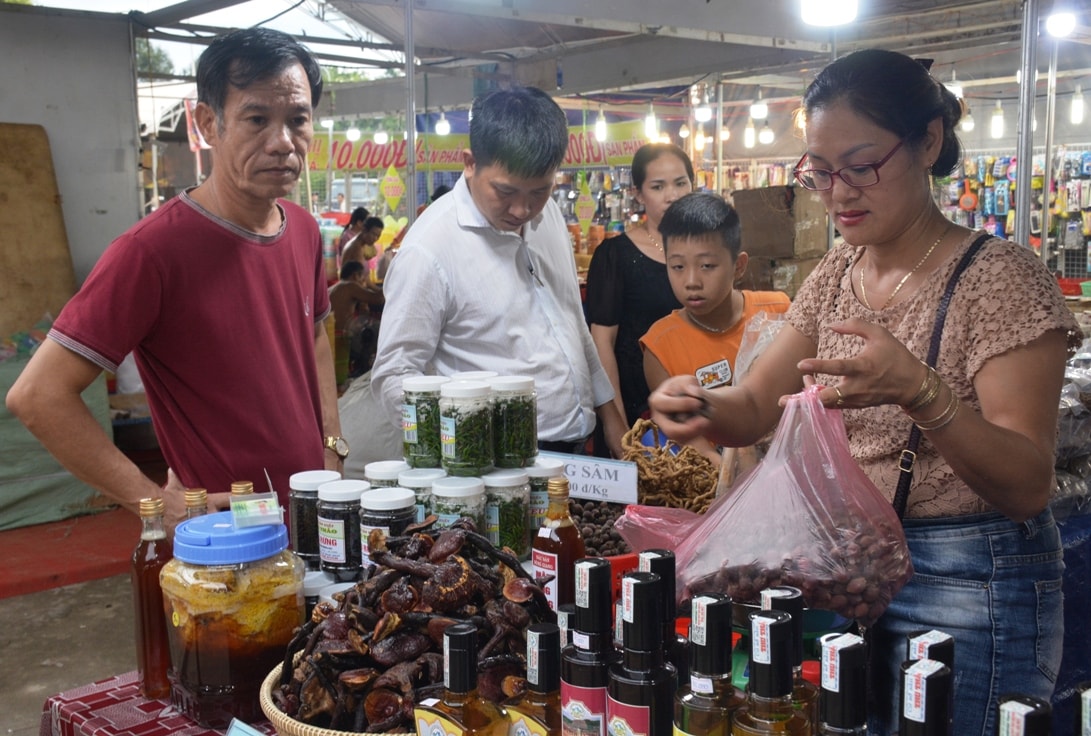 Hội chợ Công Thương Quảng Nam năm 2018, thu hút 350 gian hàng bày bán.