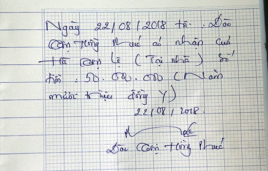 Giiấy nhận tiền do bà Phúc viết.