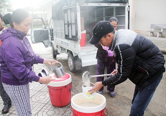 Anh Tuân đang phát cháo cho các bệnh nhân. Ảnh: THANH VIỆT