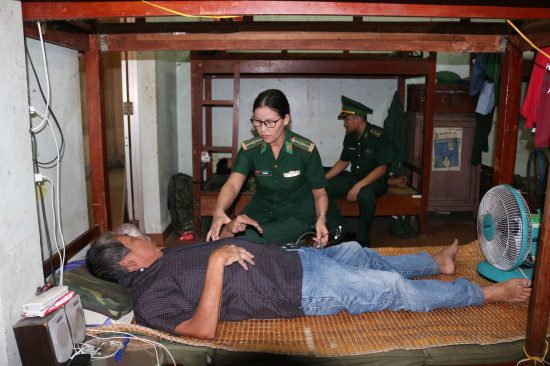 Quân y Bộ đội biên phòng tỉnh Khánh Hòa khám, điều trị cho ngư dân. 