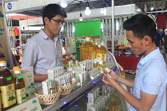 Hội chợ thương mại Quảng Nam 2018 là cơ hội giới thiệu các mặt hàng nông sản, tiểu thủ công nghiệp của các vùng miền. 