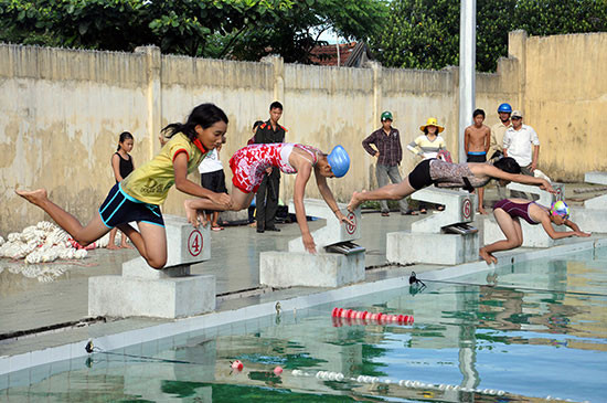 Các trường học cần mở nhiều lớp dạy bơi cho học sinh tiểu học nhằm giảm nhẹ rủi ro thiên tai. Ảnh: T.VY