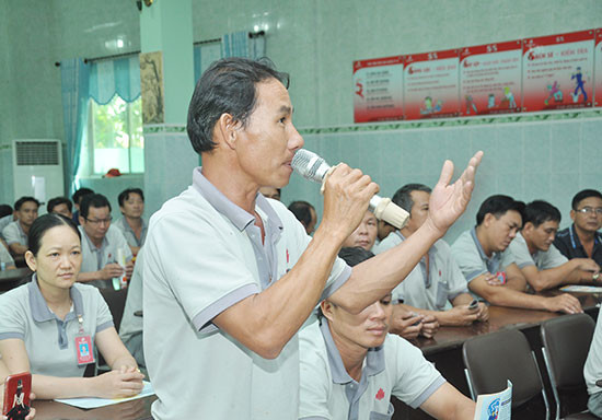 Người lao động Công ty CP Đồng Tâm miền Trung hỏi về chế độ trong buổi đối thoại. Ảnh: D.L