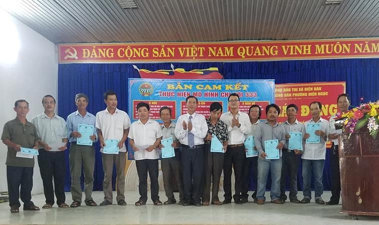 Trao giấy chứng nhận cho đại diện 13 chi hội nông dân trên địa bàn phường Điện Ngọc. Ảnh: Q.T