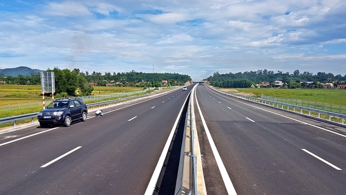 Tuyến cao tốc Đà Nẵng - Quảng Ngãi có chiều dài gần 140km, tiêu chuẩn đường cao tốc loại A với 4 làn xe lưu thông. Ảnh: Đ. ĐẠO