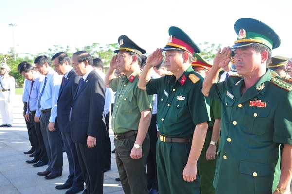 Các đồng chí lãnh đạo tỉnh mặc niệm tưởng nhớ, tri ân công lao to lớn của các Mẹ Việt Nam anh hùng. Ảnh: N.Đ