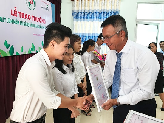 Ông Nguyễn Quang Việt - Giám đốc Vietcombank Quảng Nam trao thưởng Quỹ Ươm mầm tài năng đất Quảng lần thứ 9. Ảnh: HẢI ĐẠO