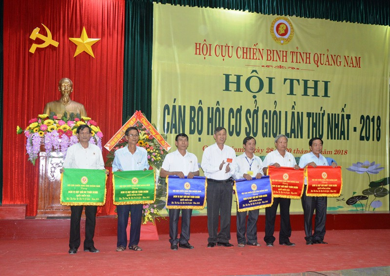 Ông Huỳnh Cao Thiện - Chủ tịch Hội CCB tỉnh trao giải cho các đơn vị. Ảnh: V.A