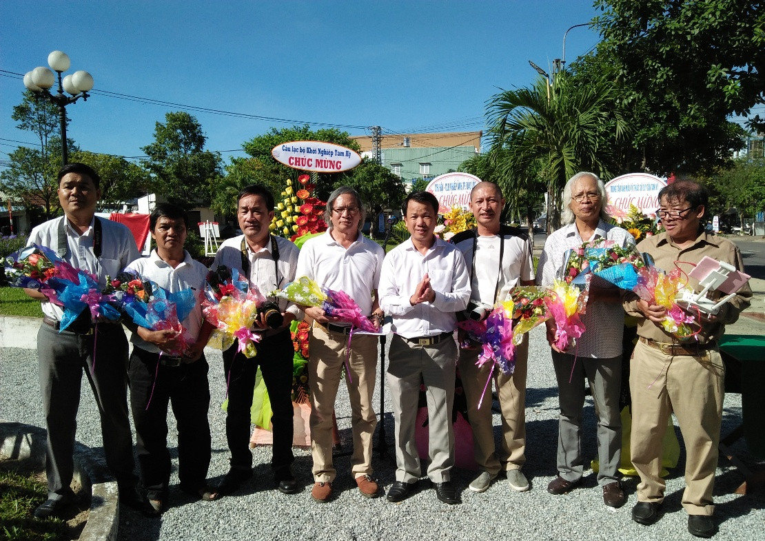 Lãnh đạo TP.Tam Kỳ tặng hoa cho hội viên CLB Nhiếp ảnh Tam Kỳ tại khai mạc triển lãm.