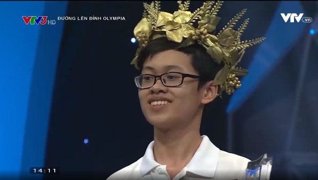 Nguyễn Hữu Quang Nhật nhận Vòng nguyệt quế tại Đường lên đỉnh Olympia quý I - 2018. 