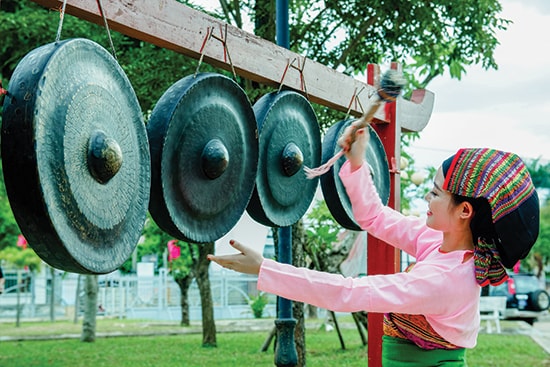 Thiếu nữ dân tộc Thái (Thanh Hóa) biểu diễn đánh cồng chiêng tại Ngày hội Văn hóa các dân tộc miền Trung lần thứ III - 2018.Ảnh: PHƯƠNG THẢO