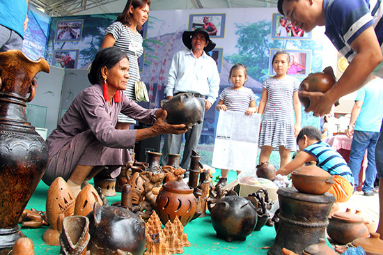 Một không gian trưng bày sản phẩm gốm của các nghệ nhân tỉnh Ninh Thuận. Ảnh:  ALĂNG NGƯỚC
