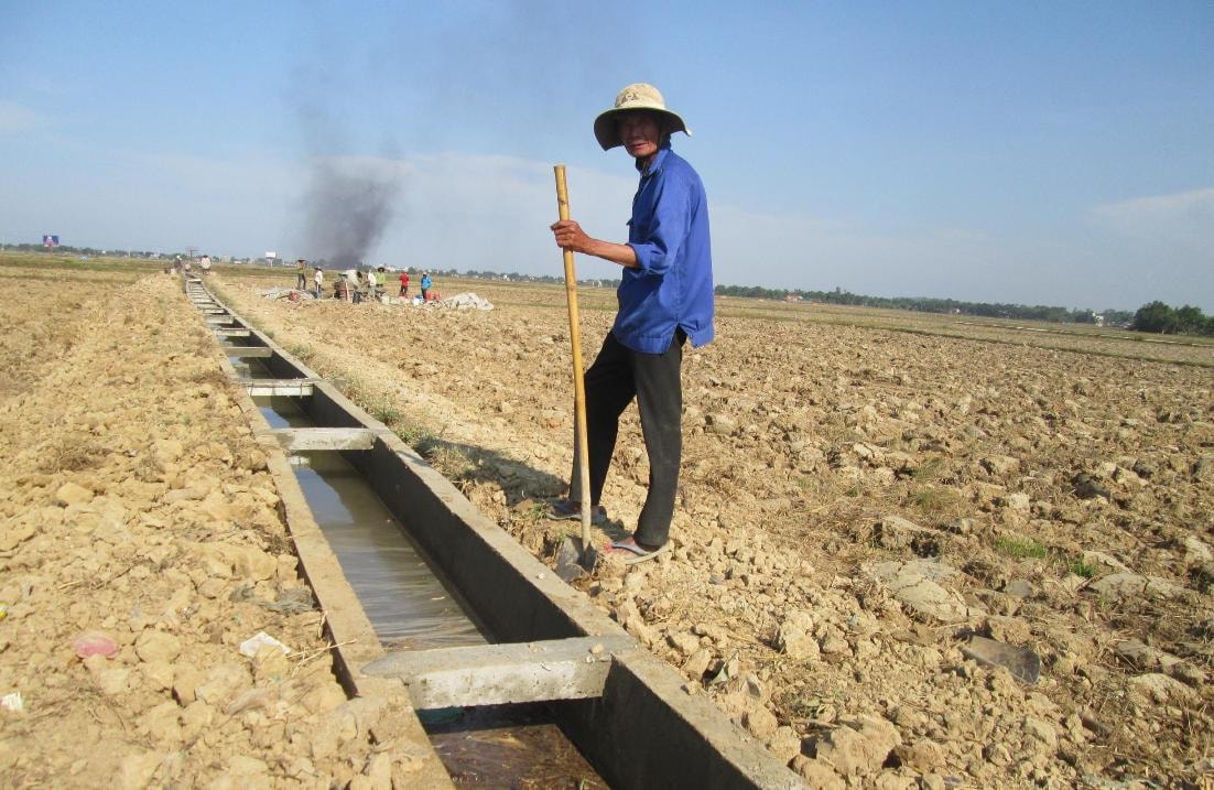 Thời gian tới, Quế Sơn cần cấp trên hỗ trợ đầu tư kiên cố hóa hệ thống kênh mương nhằm chủ động phục vụ sản xuất. Ảnh: HÀN PHƯƠNG  