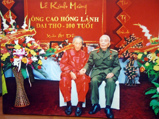 Đại tướng Võ Nguyên Giáp chụp ảnh chung với nhà cách mạng Cao Hồng Lãnh nhân dịp mừng thọ 100 tuổi.
