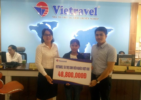 Đại diện lãnh đạo Vietravel, chi nhánh Đà Nẵng trao tặng tiền hỗ trợ cho Hiên Kaly