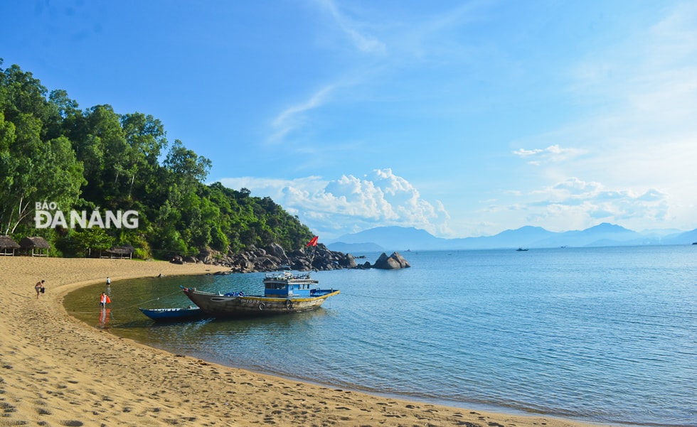 Nét hoang sơ của Bãi Cát Vàng trong một ngày đầy nắng.