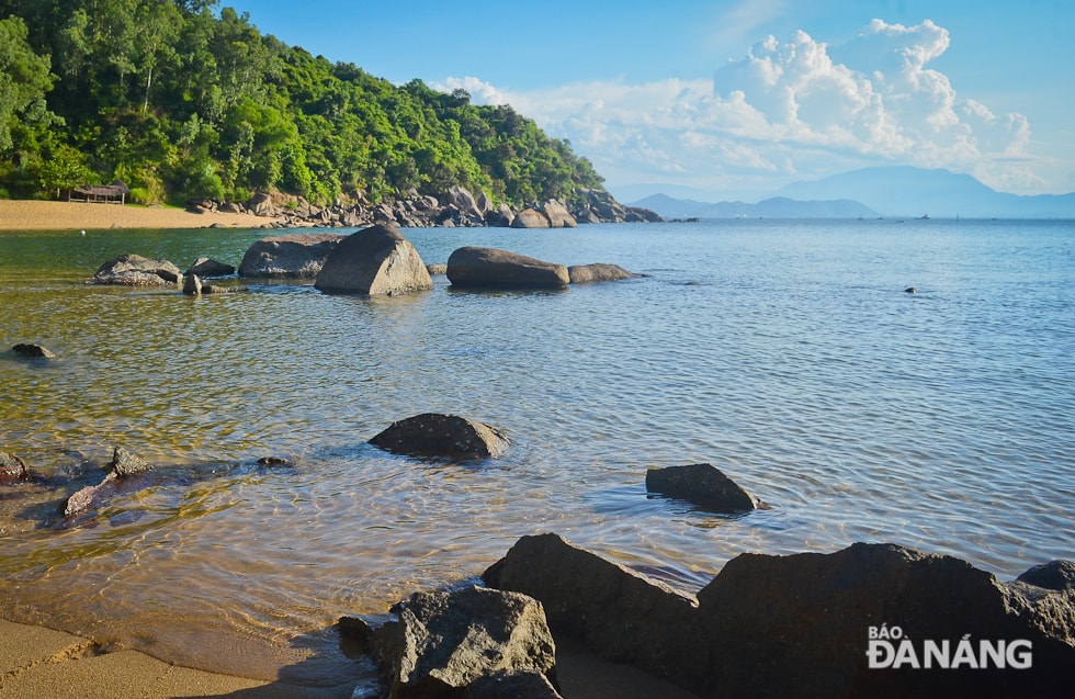 Những mỏm đá còn in dấu hoang sơ.