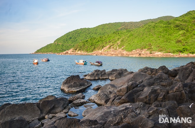 Khung cảnh tại Bãi Đá Đen cỏn rất hoang sơ.