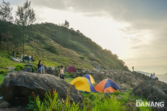 Ngắm hoàng hôn ở Bãi Đá Đen là trải nghiệm thú vị khi đến Sơn Trà.