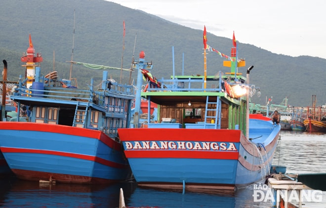 Tàu cá đóng mới được sơn nổi bật dòng chữ “Đà Nẵng – Hoàng Sa” lên mạn thuyền. Ảnh: H.H