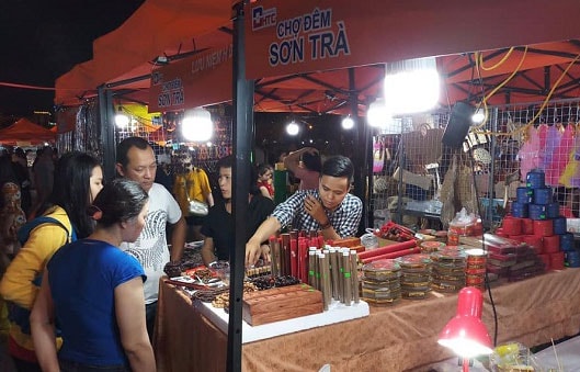 Ngay trong đêm khai trương, đông đảo người dân và khách du lịch đã đến tham quan, mua sắm cũng như thưởng thức ẩm thực tại địa chỉ này.